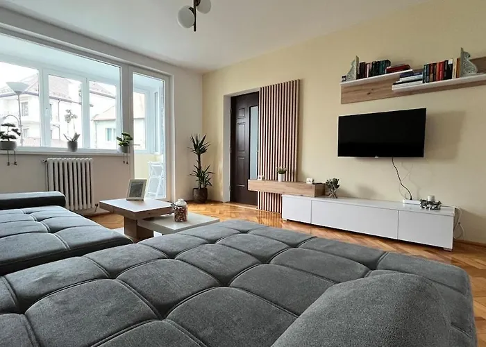 Brasov Hillside Apartment Near City Center